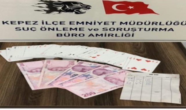Antalya'da yılbaşı öncesi 88 litre kaçak alkol ele geçirildi