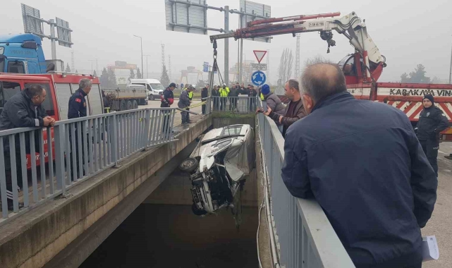 Araç Çayı'na düşen minibüs vinç yardımıyla çıkarıldı