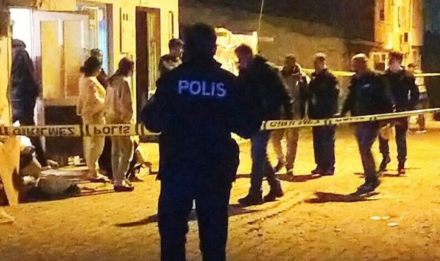 Araçla girdikleri sokakta bir evi kurşun yağmuruna tuttular