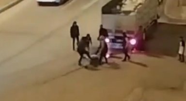 Aralarına aldıkları adamı öldüresiye dövdüler