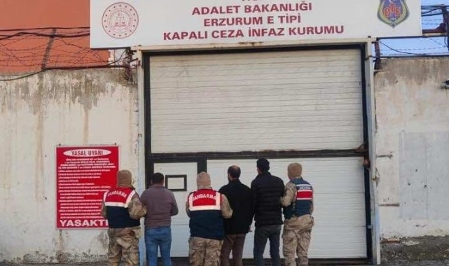 Aranan şahıslar jandarmadan kaçamadı