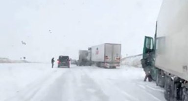 Ardahan-Çıldır Karayolu'nda kar ve tipi nedeniyle tırlar mahsur kaldı
