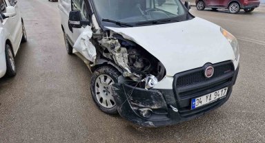 Arkadaşını almak için durdurduğu aracına, başka araç arkadan çarptı