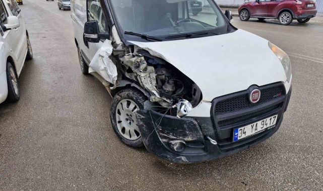 Arkadaşını almak için durdurduğu aracına, başka araç arkadan çarptı