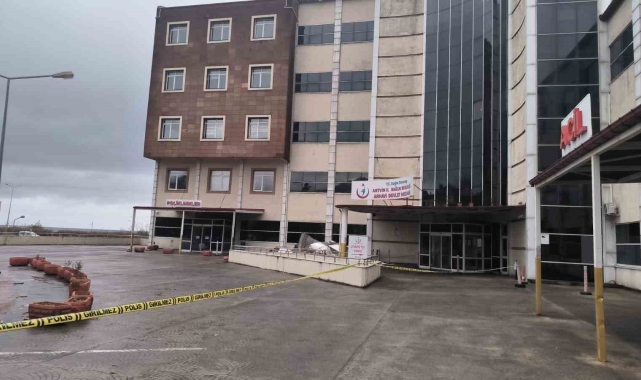 Artvin'de etkili fırtına nedeniyle çatılar uçtu