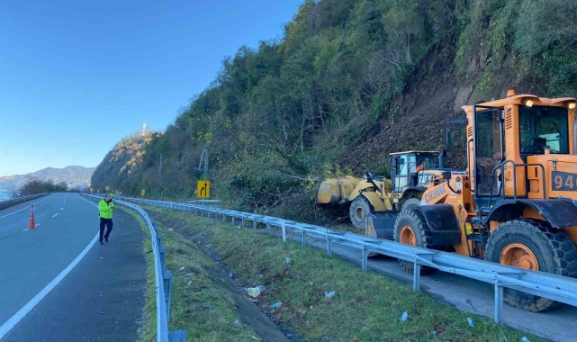 Artvin'de heyelan nedeniyle karayolu ulaşıma kapandı