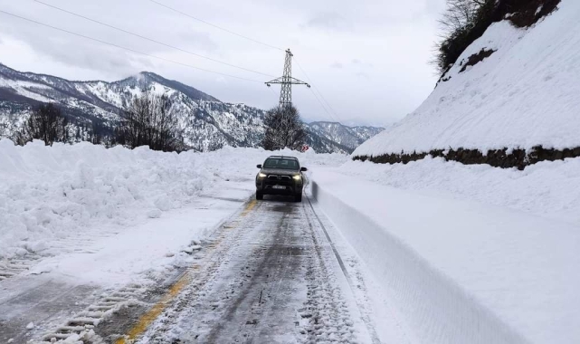 Artvin'de kar kalınlığı 1,5 metreyi bulan Camili yolu ulaşıma açıldı