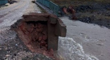 Aşırı yağış sonrası köprü de göçük meydana geldi