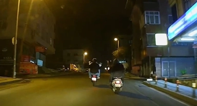 Ataşehir'de motosikletlinin tek teker üzerinde tehlikeli yolculuğu kamerada