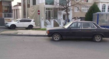 Ataşehir'de otomobilin camlarına kaldırım taşı ile defalarca vurdu