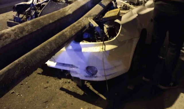 Ataşehir'de sürücüsünün kontrolünden çıkan otomobil bariyere girdi: 1 yaralı