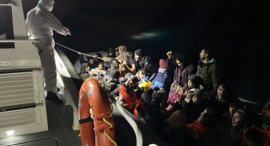 Ayvacık açıklarında 77 kaçak göçmen yakalandı