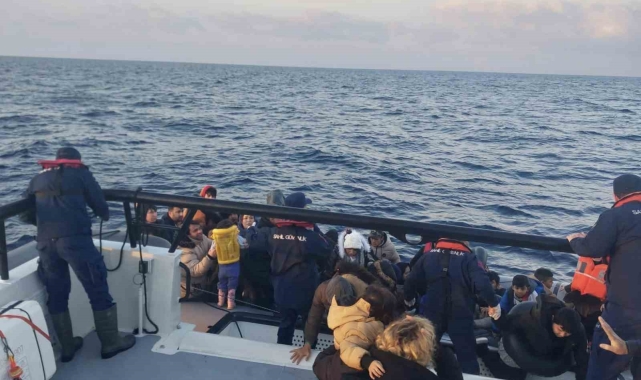 Ayvacık açıklarında lastik botları arızalanan ve sürüklenen 78 kaçak göçmen kurtarıldı