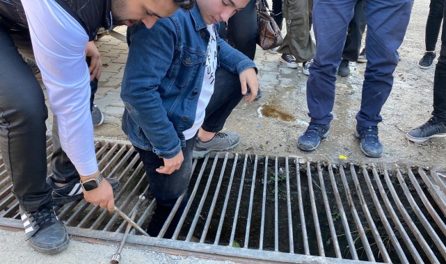 Bacağı mazgala sıkışan genci itfaiye ekipleri kurtardı