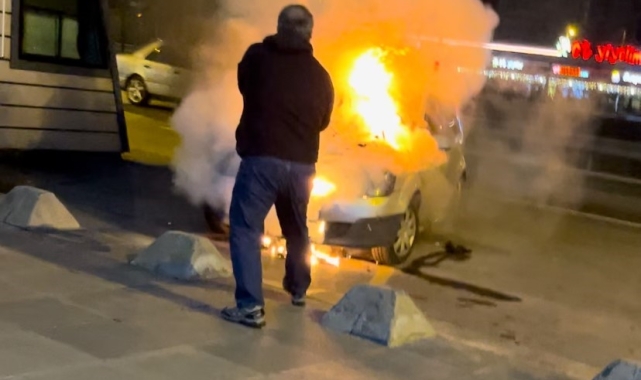 Bahçelievler'de park halindeki otomobil alev alev yandı