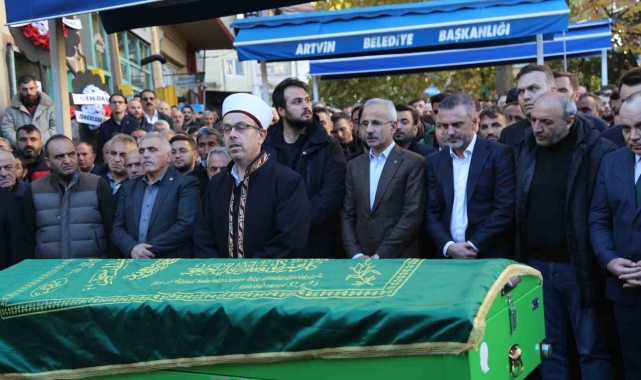 Bakan Uraloğlu, hayatını kaybeden AK Parti Artvin Gençlik Kolları Başkanının cenazesine katıldı