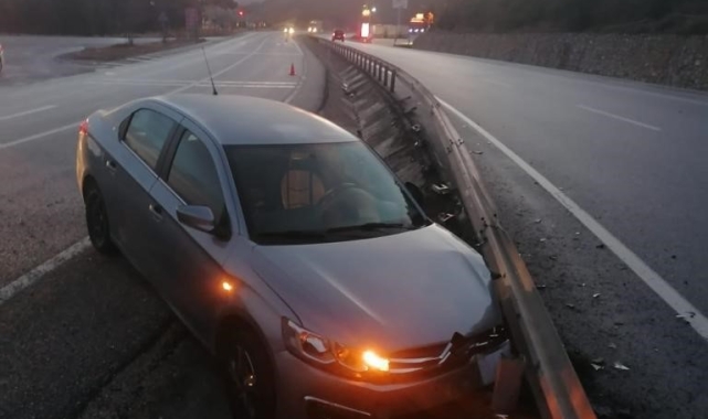 Bariyerlere çarpan otomobilde 2 kişi yaralandı