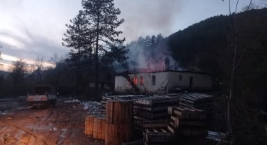 Bartın'da yangın paniği: Köylüler işçileri kurtarmak için kapıları balyozla kırdı