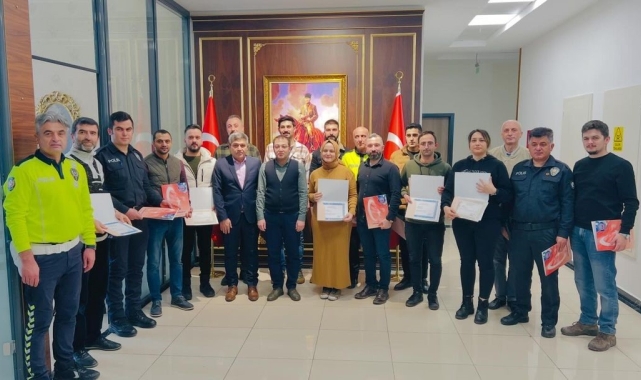 Başarılı polis memurlarına başarı belgesi