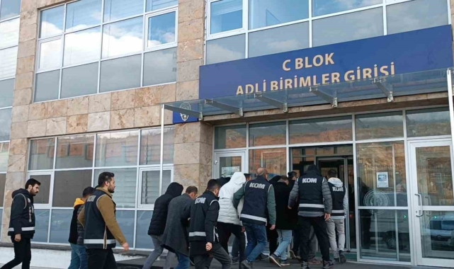 Başkasının yerine sınava girmek isteyen 21 kişi yakalandı