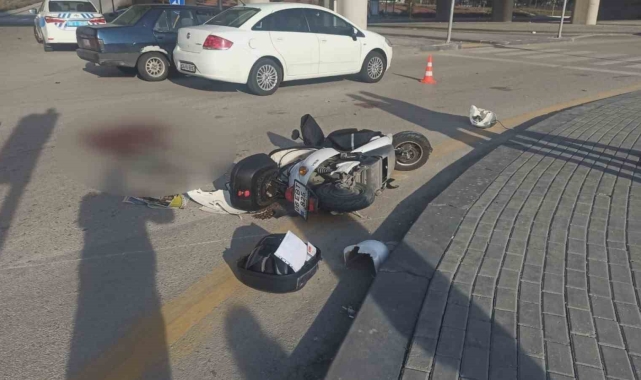 Başkentte hafif ticari araç ile çarpışan motosikletli kurye hayatını kaybetti