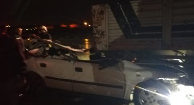 Batman'da otomobil tırın altına girdi: 2 ağır yaralı