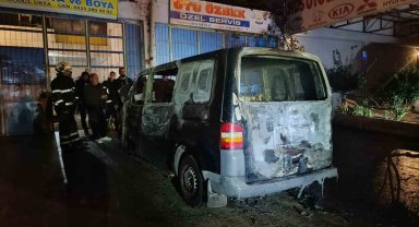 Batman'da park halindeki minibüs yandı