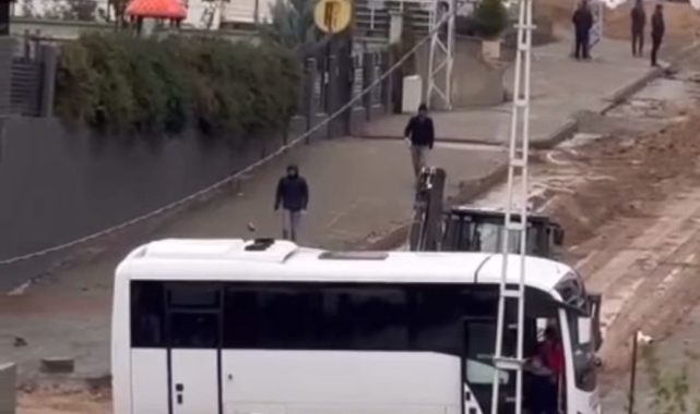 Batman'da patlayan su borusu sürücülere zor anlar yaşattı
