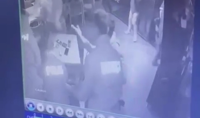 Bayrampaşa'da kafede huzur denetiminde arbede çıktı, 2 polis ile 1 bekçi yaralandı