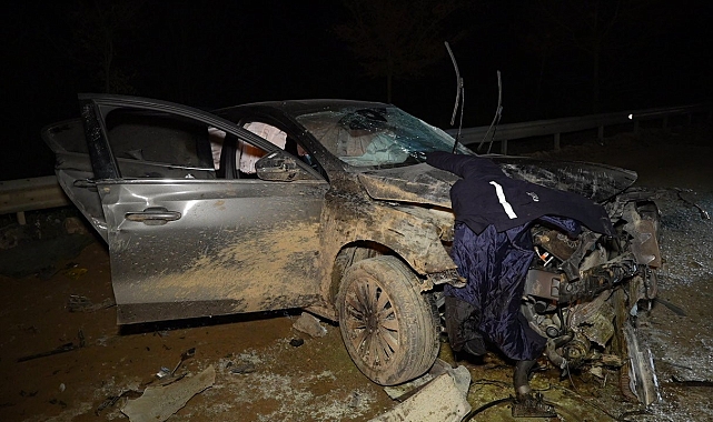 Belediye otobüsüyle kafa kafaya çarpışan otomobil hurdaya döndü: 1 ölü, 2 yaralı