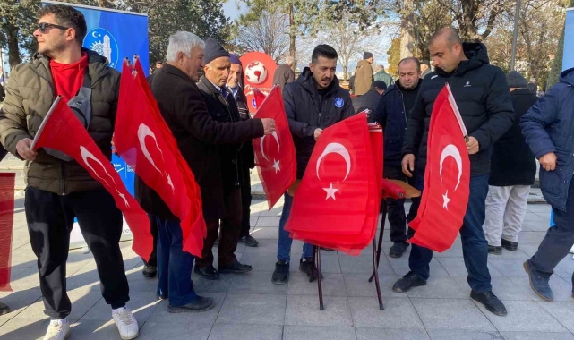 Belediyeden vatandaşlara Türk bayrağı