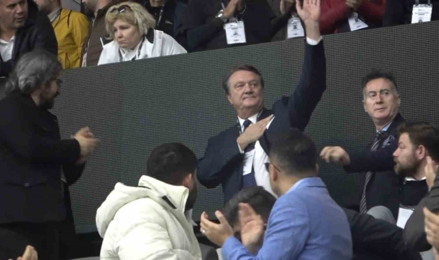 Beşiktaş Başkan Adayı Hasan Arat, tezahüratlarla karşılandı