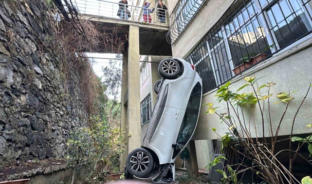 Beşiktaş'ta feci kaza: Fren yerine gaza basınca bina boşluğuna uçtu
