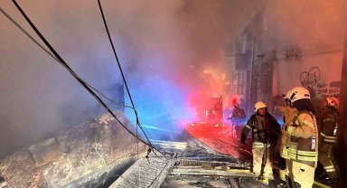 Beyoğlu'nda 3 katlı ahşap bina alevlere teslim oldu