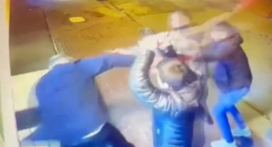 Beyoğlu'nda yüksek hesap çetesinin turistleri sopayla darp ettiği anlar kamerada