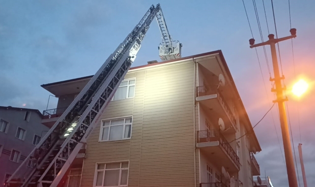 Binanın çatısında çıkan yangın söndürüldü