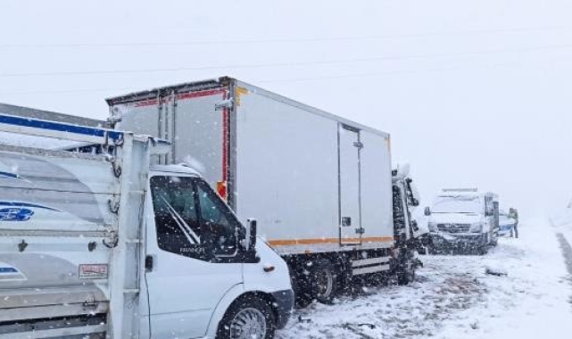 Bitlis'te zincirleme trafik kazası: 1 ölü