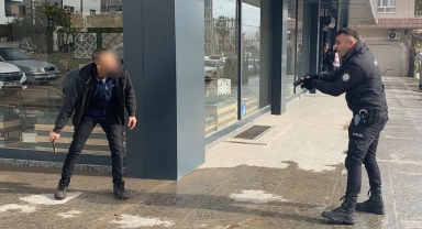 Boğazını kesen şahsı polis etkisiz hale getirdi