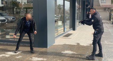 Boğazını kesen şahsı polis etkisiz hale getirdi