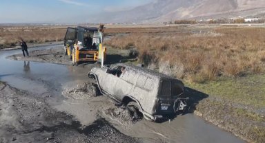 Bol çamurlu derede off road