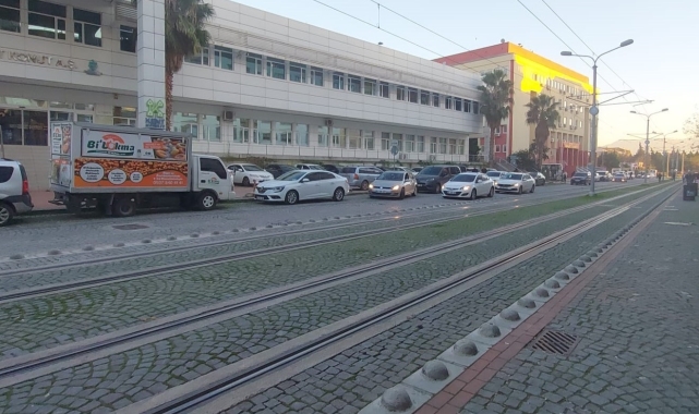 Boşanma davasını kazanınca sevinçten lokma dağıttı
