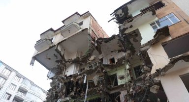 Böyle sağlam ağır hasarlı bina görülmedi: Üçüncü gününde zor yıkabildiler