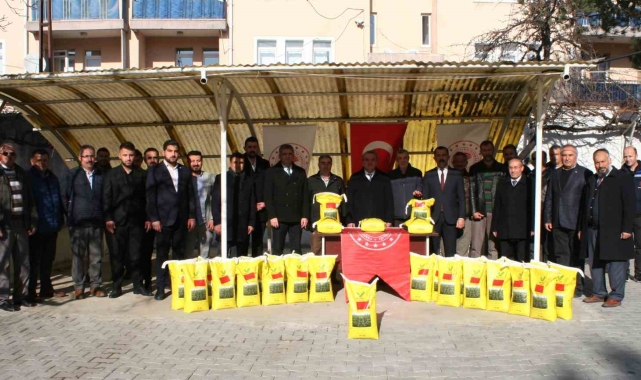 Bozüyük'te 13 çiftçiye yem bitkileri tohumu dağıtıldı