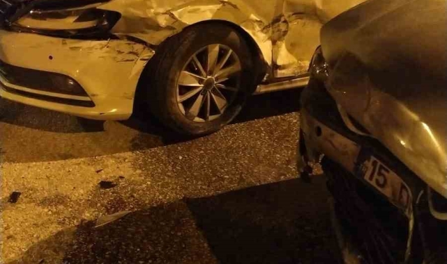 Burdur'da 2 otomobil çarpıştı: 2'si çocuk 5 kişi yaralandı