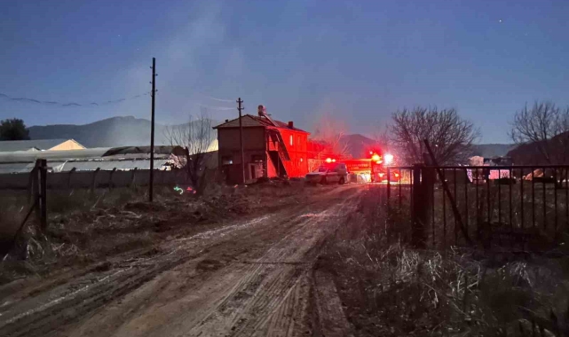 Burdur'da gündüz saatlerinde çıkıp kontrol altına alınan yangın tekrar nüksetti