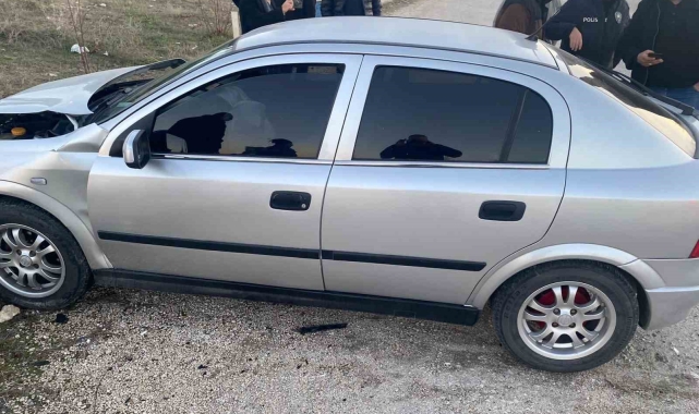 Burdur'da iki otomobil çarpıştı, 3 kişi yaralandı