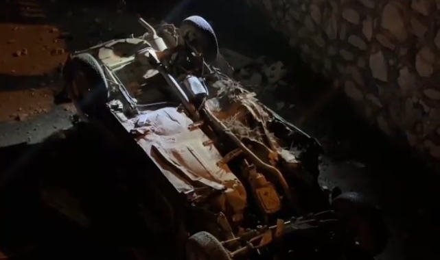 Burdur'da otomobiller çarpıştı, biri dereye uçtu: 3 yaralı