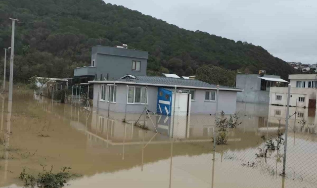 Bursa Mudanya'nın sayfiye mahallelerini su bastı