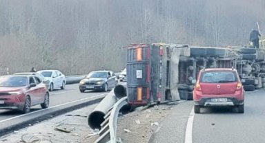 Bursa'da boru yüklü tır devrildi: 1 yaralı