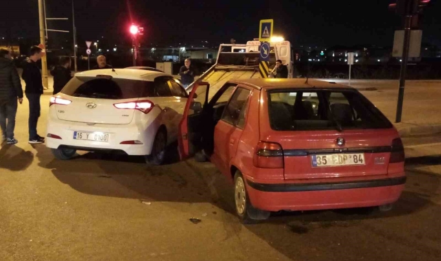 Bursa'da iki araç kafa kafaya çarpıştı: 5 yaralı